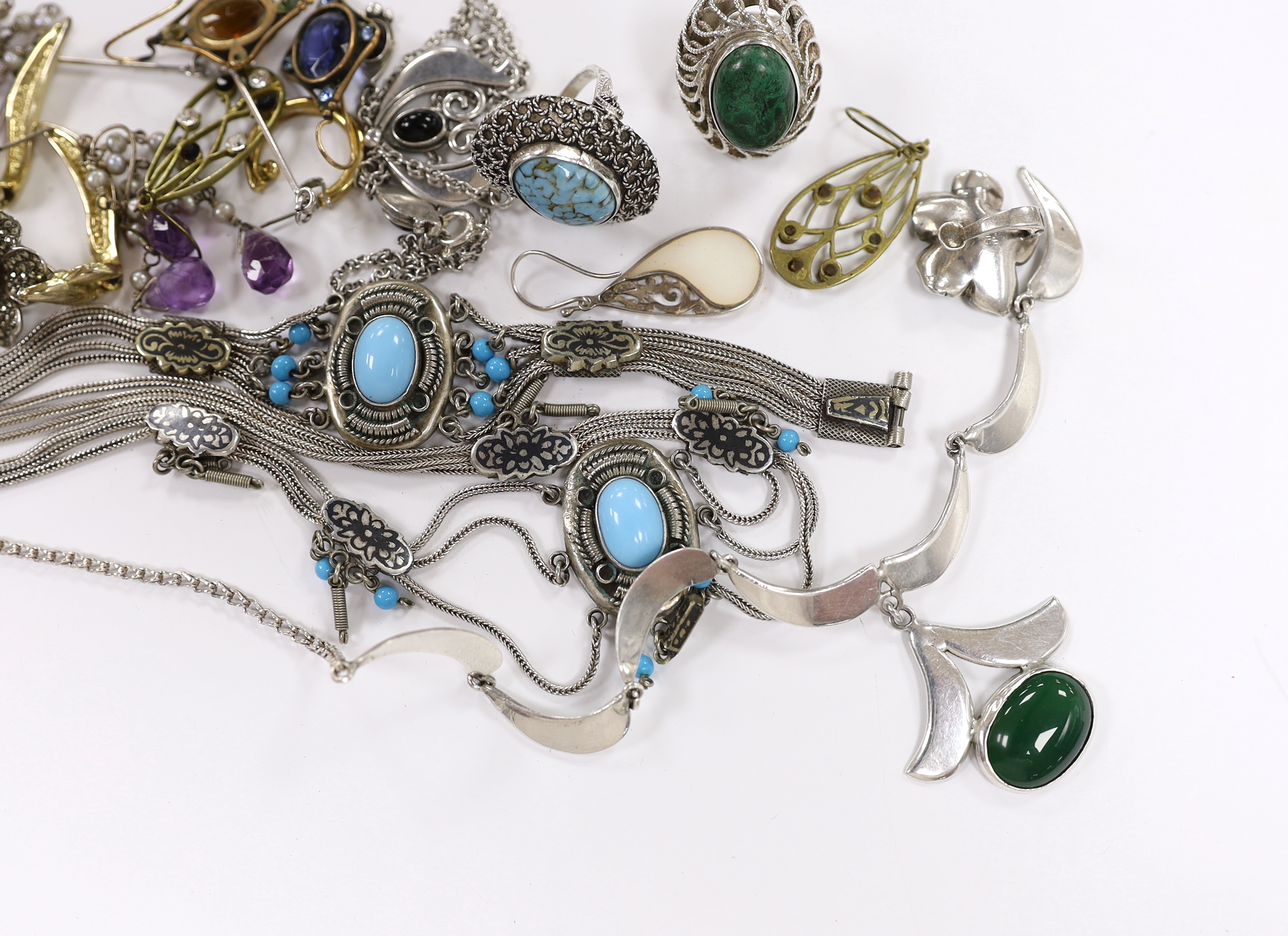 Assorted jewellery including 925, white metal and costume.